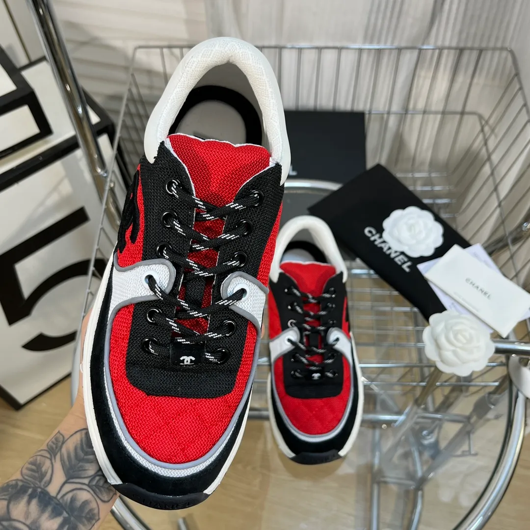 👟👟Ex-factory price 560👟👟 Chanel Chanel - 2022 counter top casual sports shoes This classic design; the upper is electro-embroidered with a variety of techniques; the outsole is fashionable and sporty; it is unusual to incorporate a variety of color matching elements... The diversified mix and match is very good-looking and versatile, casual, fashionable, sports and outdoor can be taken into account... ꫛꫀꪝ Go➫ Material: ❶Upper is made of: Original imported high mercerized smooth cow suede + electric embroidery technology + imported breathable mesh ❷Inner use: original imported breathable mesh ❸Outsole based on: original TPU combination outsole Counter boutique packaging complete set for women 35–42 men 38–46